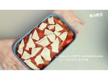 step11: 把醬汁倒在上面,再鋪上芝士
放入已預熱至220度的焗爐, 焗約10分鐘