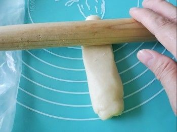 step20: 再做多一次，將長條形粉糰再碌成長薄條