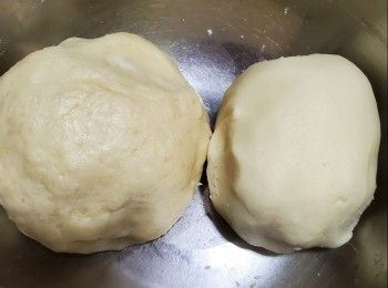 step5: 將搓好的水油皮及油皮用保鮮紙包，起放雪櫃待用