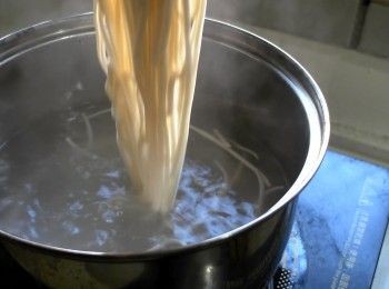 step7: 煮一鍋水煮適量的關廟麵，煮好後與肉燥拌勻即可