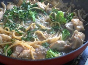 step8: 最後加入香菜碎與燙熟的青花菜拌炒30秒即可