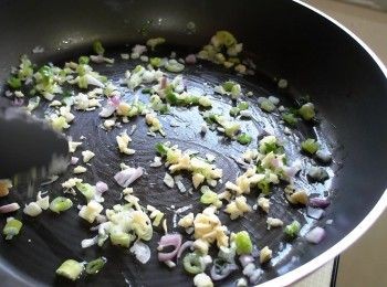 step2: 熱鍋加油，放入蔥花、紅蔥頭與蒜末爆香