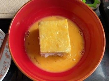 step2: 雞蛋打隻蛋液，將夾好的麵包放入，均勻地沾上蛋液。