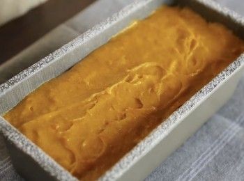 step4: 在蛋糕模型中，塗上牛油溶液和灑上一點麵粉。
或是你也可以鋪上烘焙紙。

焗爐用180°C 下焗 25 分鐘，
然後降低到 170°C 再焗 15 分鐘。

放涼後再切成片。

完成！