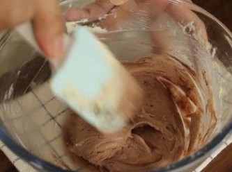 step3: 把麵糊分成兩半。

巧克力口味：
在麵糊中加入可可粉，攪拌均勻。