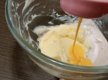 step2: 2) 把全蛋液分數次加入牛油，每次需完全混合。