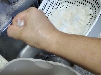 step6: 再將蘿蔔絲用手揸去水份待用