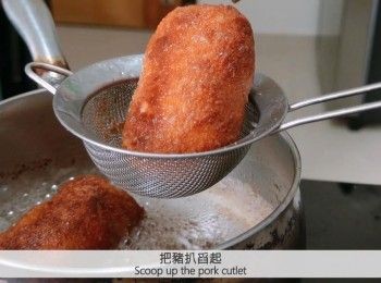 step7: 在鍋中加入油(份量大約至豬扒的一半)，把油燒熱後加入豬扒，用120°C油溫煎大約7分鐘至金黃色。