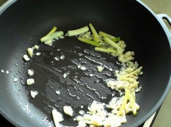 step2: 熱鍋加油，放入蔥段與蒜末爆香