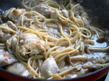 step7: 義大利麵軟硬度差不多後試一下味道並用鹽或水調整