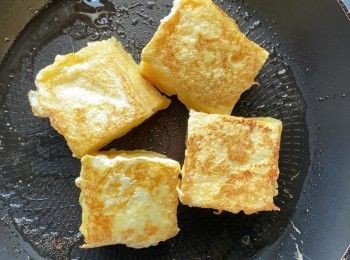 step3: 平底鍋中燒熱油，放入麵包中火煎至金黃即可。