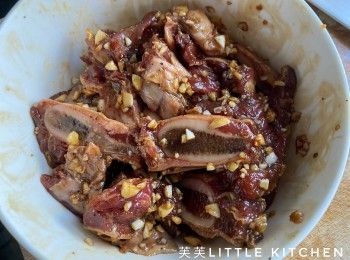 step1: 牛仔骨根據骨位切塊，以<span class="group_2">醃料</span>醃2小時。