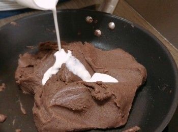 step6: 2) 把紅豆蓉放入鍋中，用中小火把紅豆蓉炒乾，加入栗米油和牛油，不斷翻炒讓紅豆蓉慢慢吸收油份，然後加入黑庶糖和麥芽糖炒勻，再把粟粉水加入紅豆蓉煮至稠身，盛起待涼。