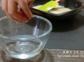 step8: 2) 把混合物待涼至60°C，加入已用冷水浸軟的魚膠片，拌勻至溶化。