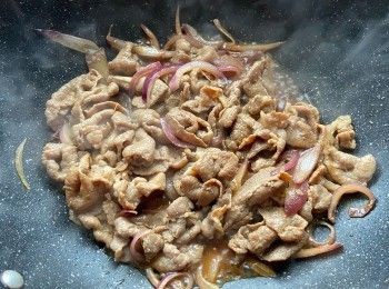 step3: 倒入水煮至肉片熟透，再加生粉水煮至汁料濃一點即可。