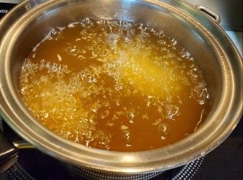 step27: 如用油炸:燒熱油180度放入蘿蔔絲餅用細火炸至金黃,再開大火炸一炸即可以取出,取出所有蘿蔔絲餅後才熄火