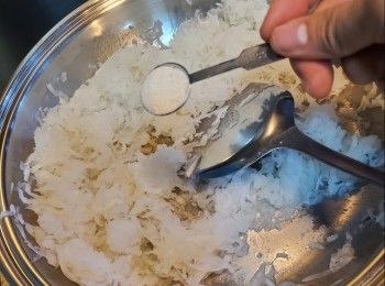 step9: 加入1茶匙香菇粉炒勻