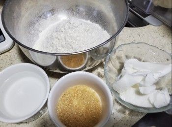 step3: 再開始做水油皮部份：準備中筋麵粉150g,砂糖15g,固體菜油或固體豬油60g,食用水60g拌勻，搓成粉糰待用