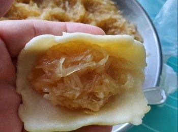 step24: 將少許蘿蔔絲餡放入中間包起