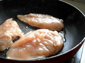 step7: 義大利麵取出後補點油，轉中小火放入浸泡好的<a href="https://bit.ly/3EZL8dD" target="_blank" data-keyword="雞胸" class="guide-link"><strong>雞胸</strong></a> <span style="display:inline-block;vertical-align:middle;margin-top:-3px;color:initial;border-radius:3px;padding:2px 3px;font-size:12px;line-height:14px;background:#87d300;color:#fff;">即買</span> 肉