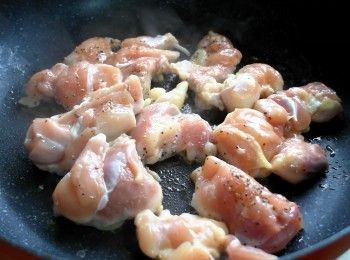 step3: 熱鍋不加油，雞皮面朝下放入雞腿肉，煸出雞油