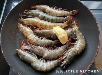 step2: 加入10g牛油、蒜蓉與蝦同煎至兩面變色。