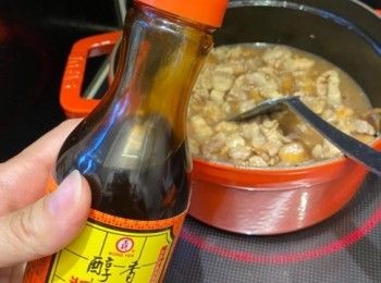 step4: 加入冬菇粒炒勻，下紹興酒伴炒，伴入調味汁料及八角煮滾。