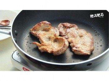 step9: 用中火煎豬扒, 煎至兩面金黃色便可盛出切件, 鋪在椰菜花飯上面
(煎豬扒前可加些生粉/太白粉)
