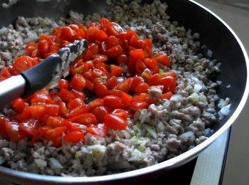 step4: 加入番茄炒至翻炒至開始出水