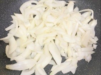 step2: 炒香洋蔥