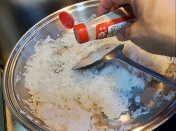 step10: 加入少許白胡椒粉炒勻