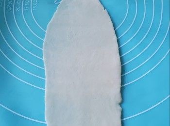 step18: 然後將粉糰用麵棍碌成長形