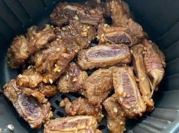 step3: 牛仔骨以200度氣炸8-10分鐘，中途翻一次面。