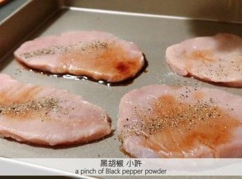 step2: 把豬扒的筋膜切去，加入調味料，鹽、生抽、味醂、黑胡椒。