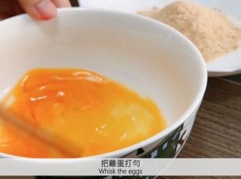 step5: 把雞蛋打勻，把麵粉、蛋液、麵包糠分別放入三隻碟備用。