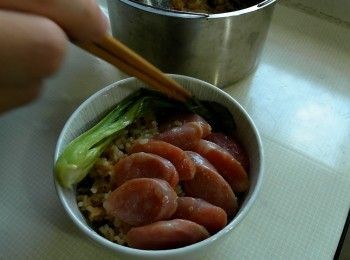step4: 拿一個飯碗裝入飯，上面擺上香腸與青江菜就完成了唷