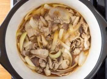 step2: 接著加入鰹魚醬油、味醂、料理酒、糖。
