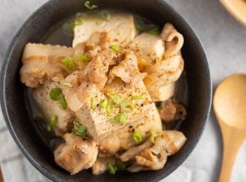 step4: 最後盛碗，再依照喜好撒上蔥花和七味辣粉就完成了。