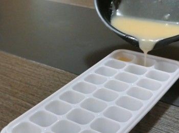 step9: 3) 把椰汁流心餡倒入製冰格中，每份大約重6克，放入冰箱冷藏3小時備用。