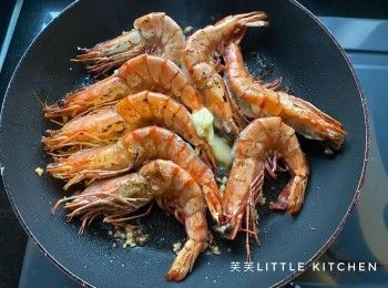 step3: 再加入10g牛油煮溶，然後撤上黑椒及鹽輕輕拌勻。