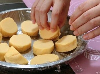 step11: 2) 把餅皮分成10份，每份28克，若餅皮軟掉可放入雪櫃冷藏備用。