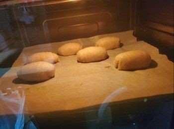 step26: 如用焗爐：預熱焗爐180度10分鐘，放入酥餅，酥餅面噴上一層油，焗20一25分鐘，時間因應個人焗爐火力而定