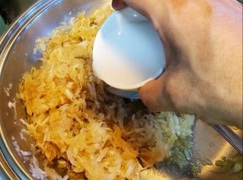 step13: 再用1茶匙生粉加水拌勻打芡