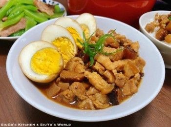 step7: 將滷蛋鋪米飯上(可加點青菜)，淋上滷肉和醬汁，即成。