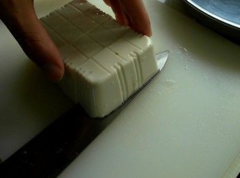step1: 洋蔥去皮切絲。金針菇去根部。大蒜切末。蔥切段。豆腐切塊