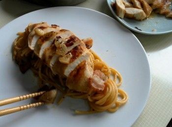 step9: 將雞肉與義大麵擺盤即可