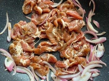 step2: 燒熱油，中火炒軟洋蔥絲，倒入肉片同炒。
