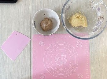 step5: 麵團分成小半 (所需之份量) 再加入朱古力粉搓勻。麵團放入雪櫃5分鐘，取出麵團進行造型，