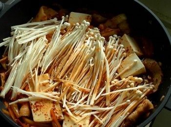 step5: 加入米酒、醬油、蠔油、水(500-600cc)與豆腐、韓式泡菜、金針菇