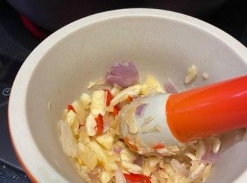 step2: 蒜頭及乾葱去皮，加入指天椒用石臼搗爛。